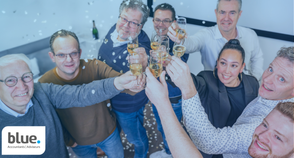 Het team van Blue Accountants proost samen