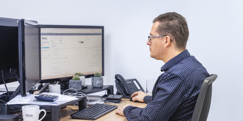 Collega van Blue Accountants aan het werk
